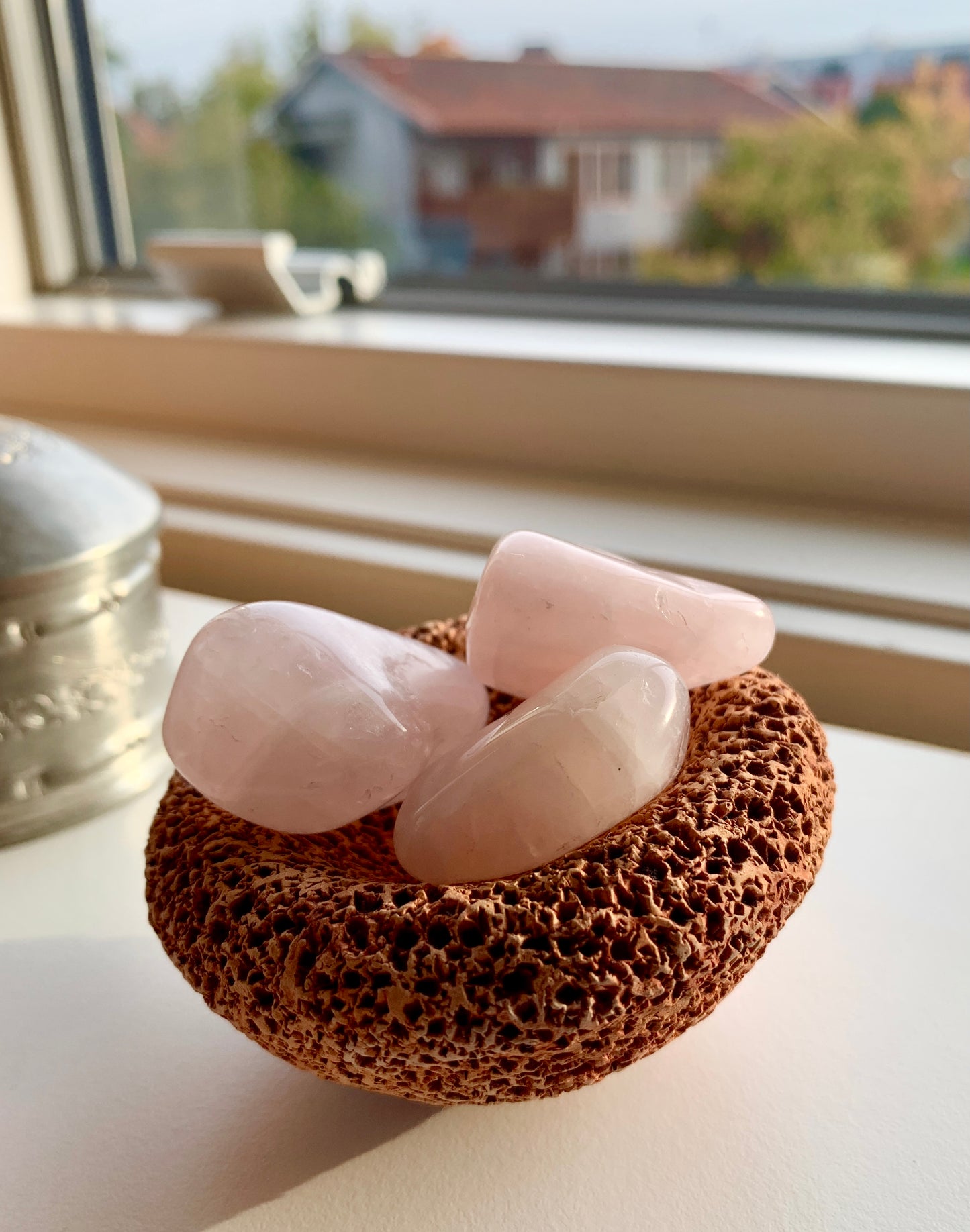 Tre trumlade Rosenkvarts med söt tygpåse