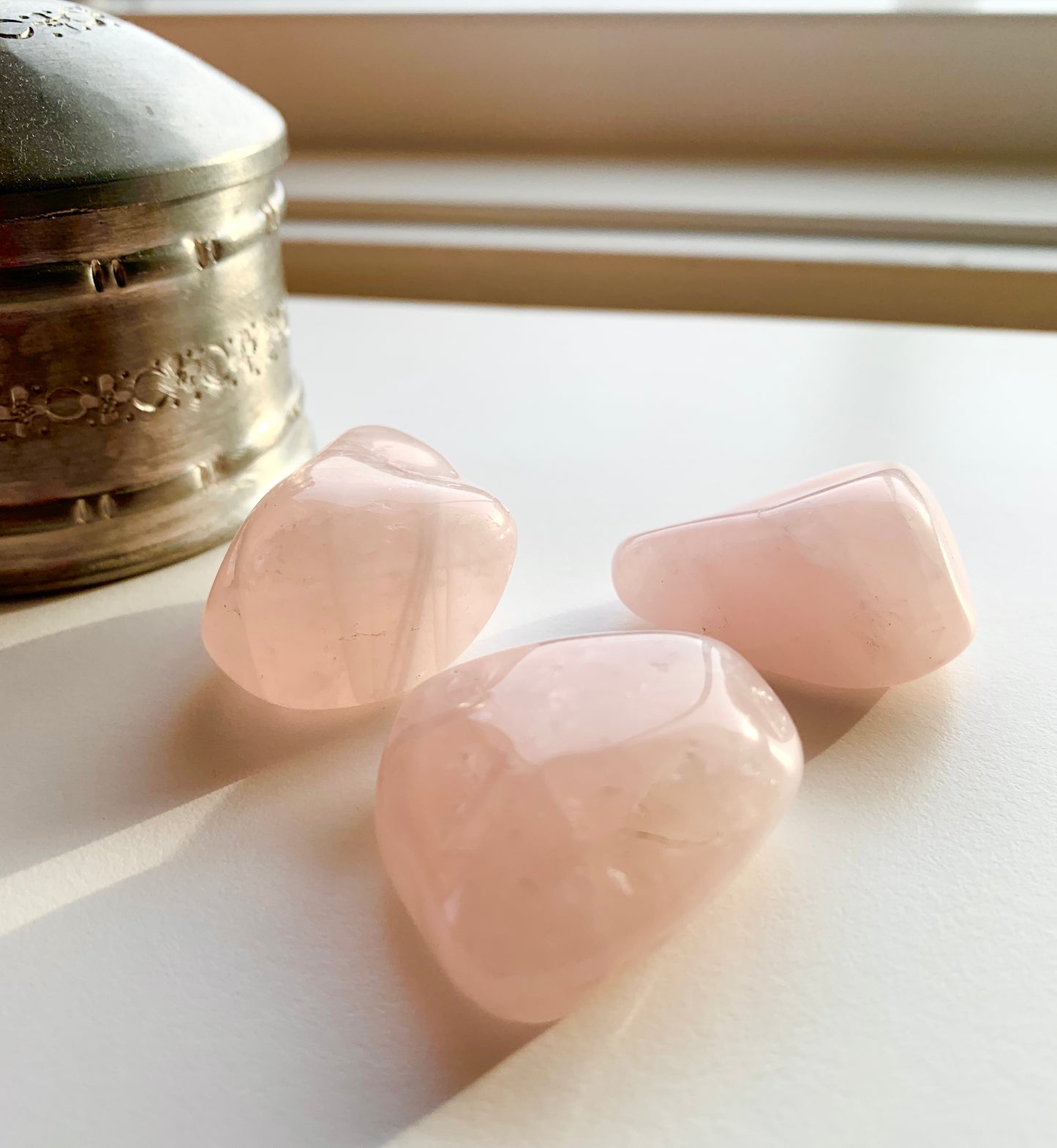 Tre trumlade Rosenkvarts med söt tygpåse