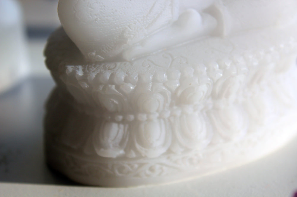 "Buddha" vit staty med Amrita vas Skulpturer och statyer Cocholate.se