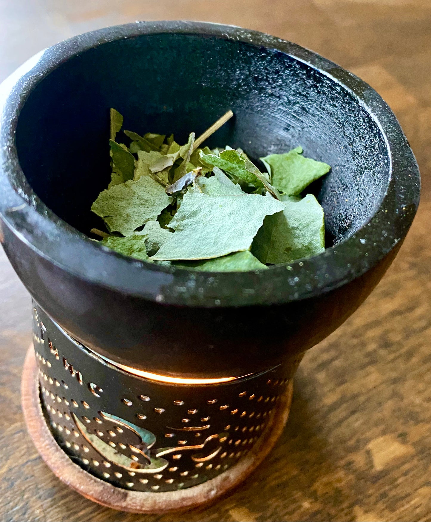 Skål i svart steatit + vit stenar Dekor Cocholate.se