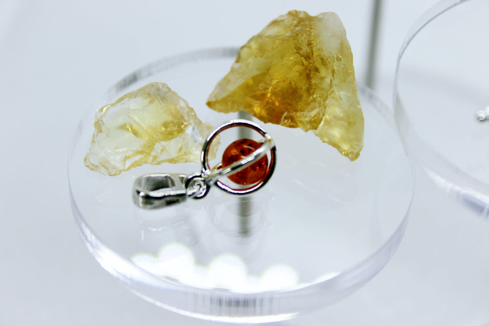 Hängsmycke i äkta silver 925 med bärnsten boll Halsband Cocholate.se