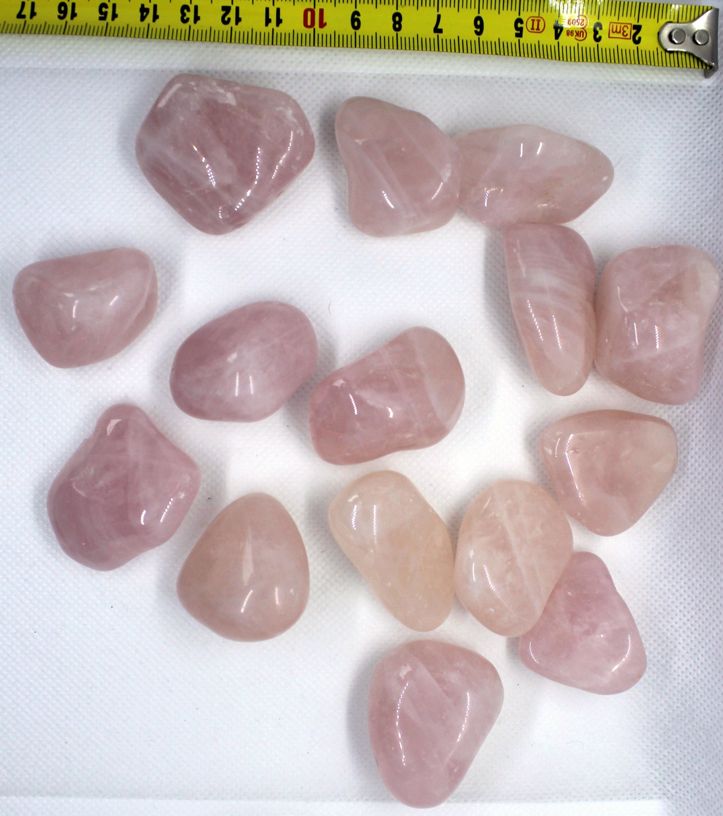 Söt tygpåse med tre trumlade kristaller Dekor Cocholate.se