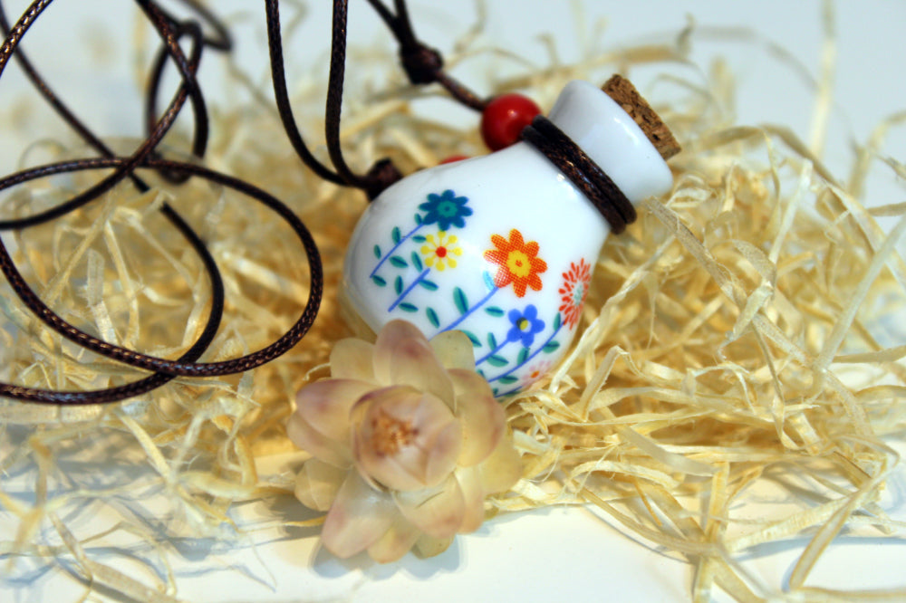 Keramisk oljeflaska Kroppsolja smycken halsband Cocholate.se