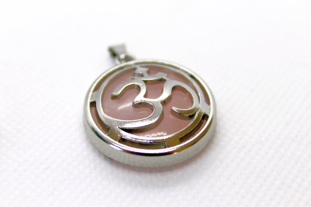 Smycken "Ohm" hängsmycke med rosenkvarts Berlocker och hängsmycken Cocholate.se